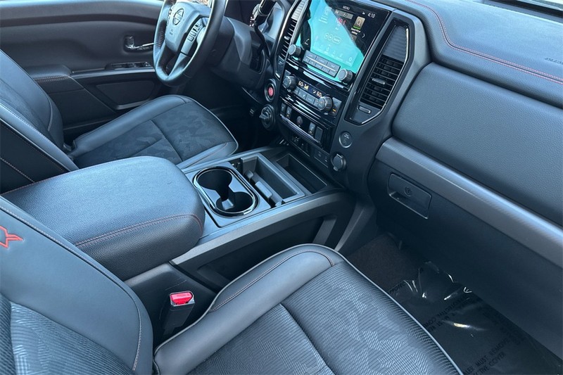 Nissan Titan Vehicle Full-screen Gallery Image 15