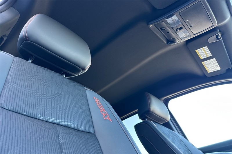 Nissan Titan Vehicle Full-screen Gallery Image 16