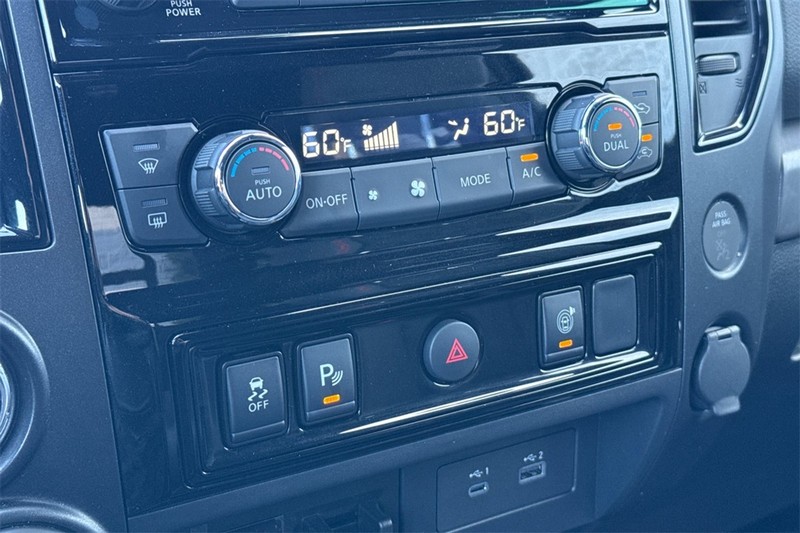 Nissan Titan Vehicle Full-screen Gallery Image 20