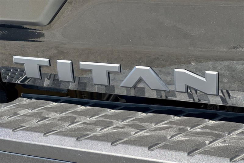 Nissan Titan Vehicle Full-screen Gallery Image 27