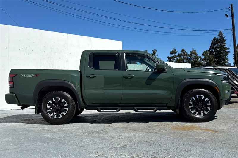 Nissan Frontier Vehicle Full-screen Gallery Image 03