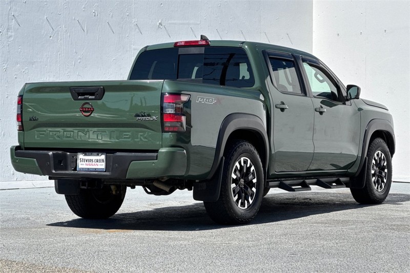 Nissan Frontier Vehicle Full-screen Gallery Image 04