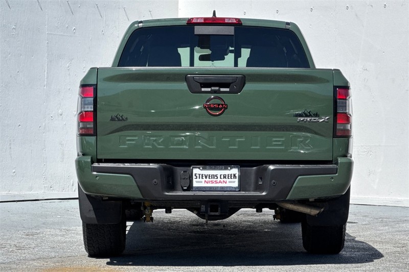 Nissan Frontier Vehicle Full-screen Gallery Image 05