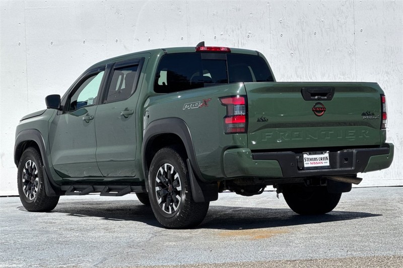 Nissan Frontier Vehicle Full-screen Gallery Image 06