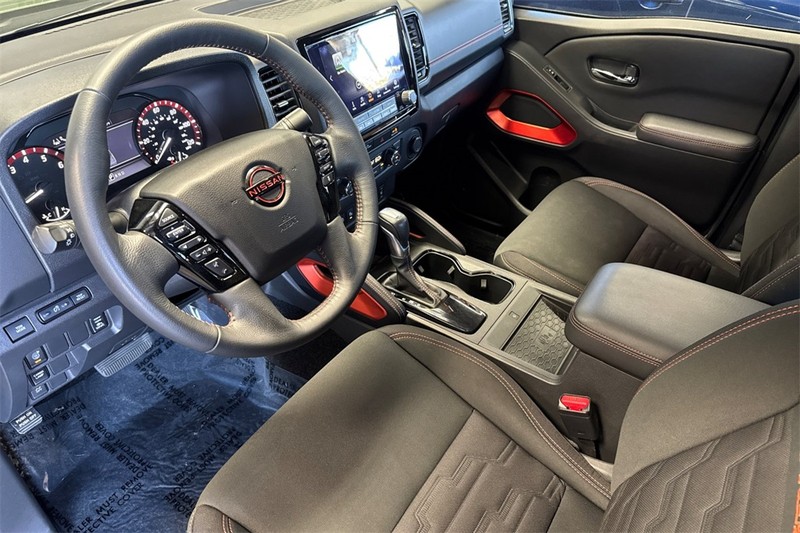 Nissan Frontier Vehicle Full-screen Gallery Image 10