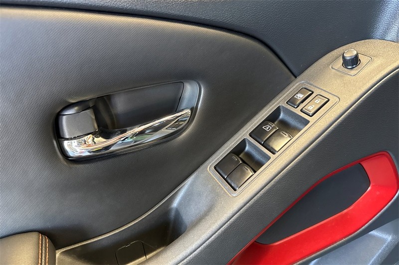Nissan Frontier Vehicle Full-screen Gallery Image 11