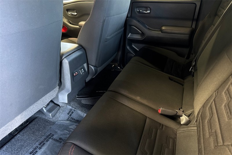 Nissan Frontier Vehicle Full-screen Gallery Image 12