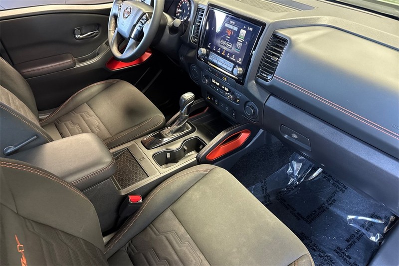 Nissan Frontier Vehicle Full-screen Gallery Image 15