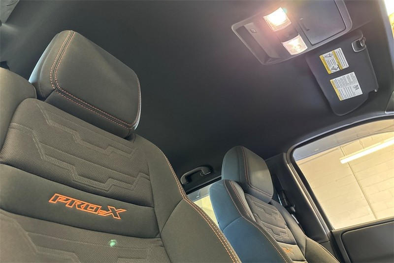 Nissan Frontier Vehicle Full-screen Gallery Image 16