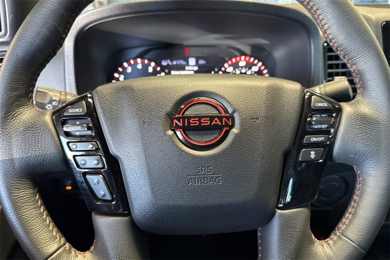 Nissan Frontier Vehicle Full-screen Gallery Image 23