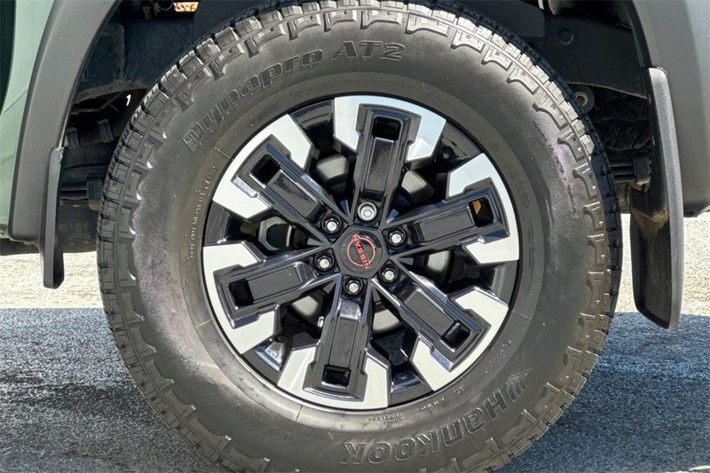 Nissan Frontier Vehicle Full-screen Gallery Image 26