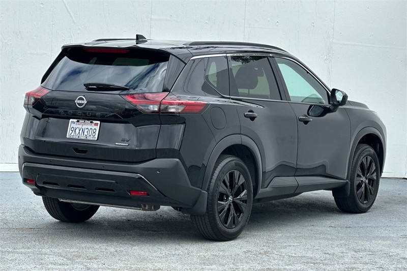 Nissan Rogue Vehicle Full-screen Gallery Image 04