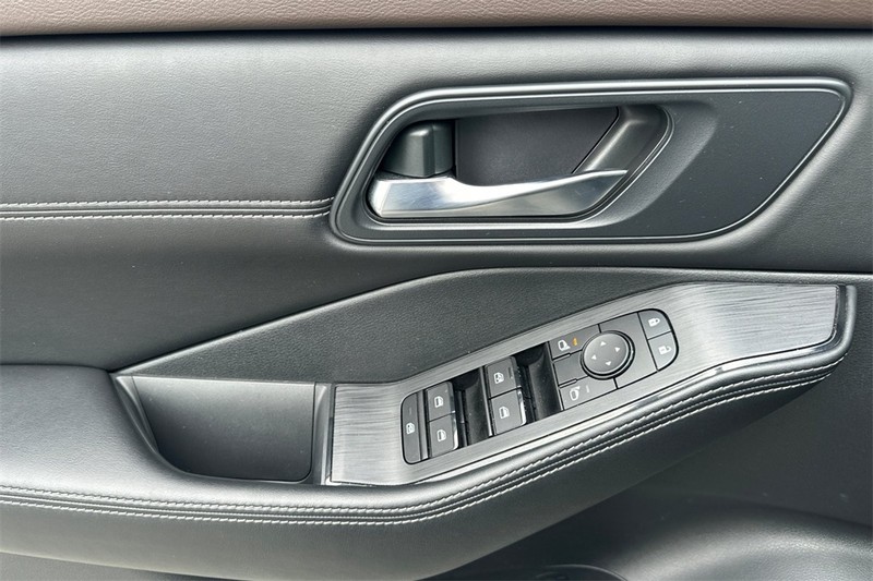 Nissan Rogue Vehicle Full-screen Gallery Image 12