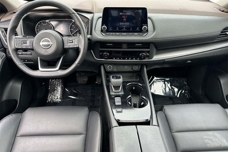 Nissan Rogue Vehicle Full-screen Gallery Image 14