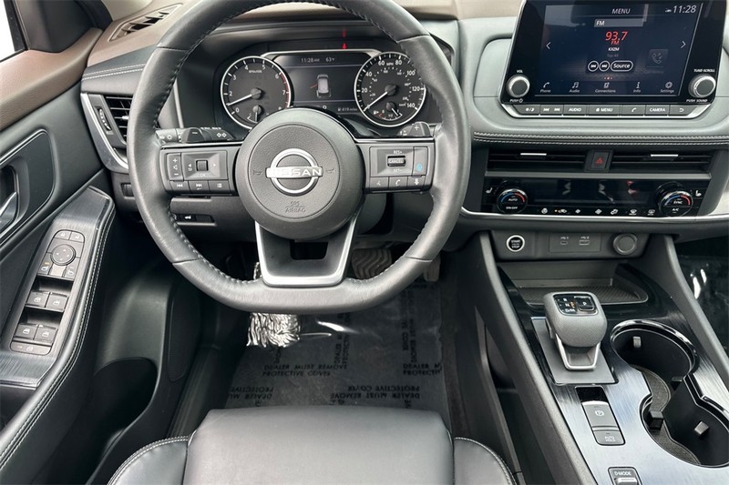 Nissan Rogue Vehicle Full-screen Gallery Image 15