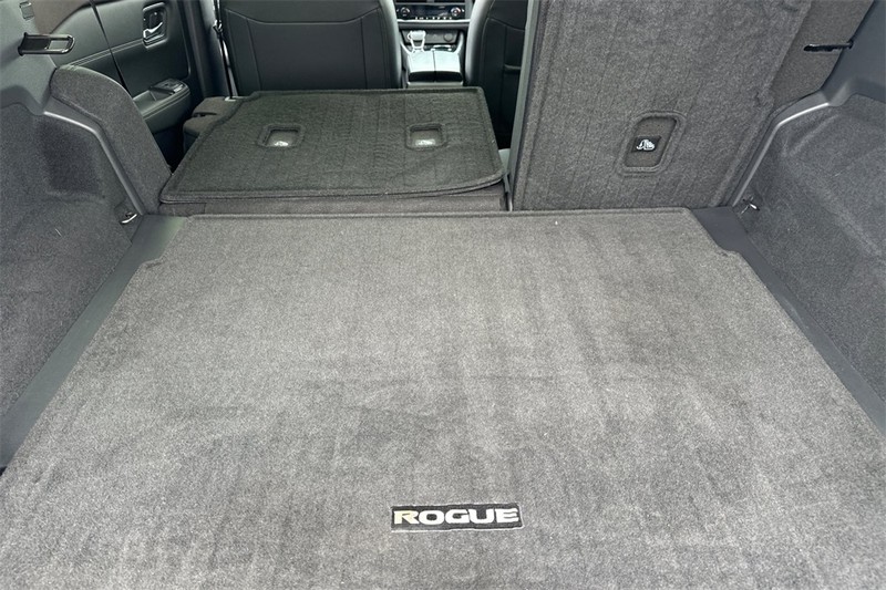 Nissan Rogue Vehicle Full-screen Gallery Image 16