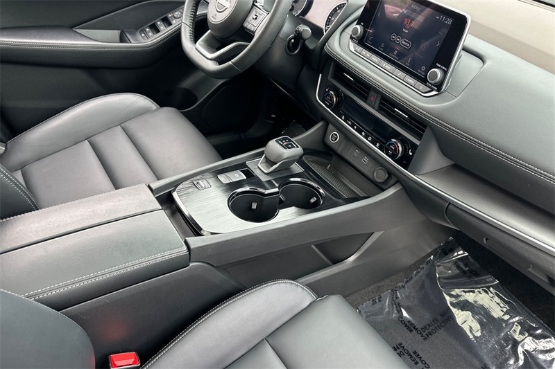 Nissan Rogue Vehicle Full-screen Gallery Image 17