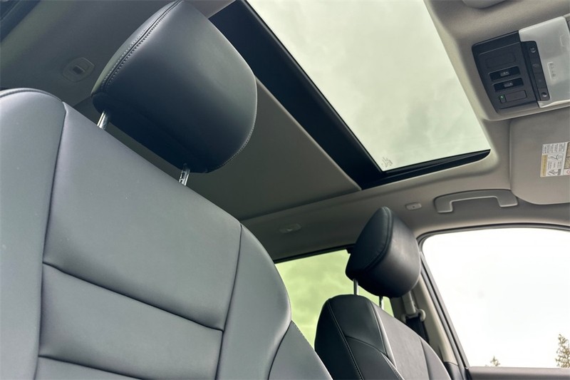 Nissan Rogue Vehicle Full-screen Gallery Image 18