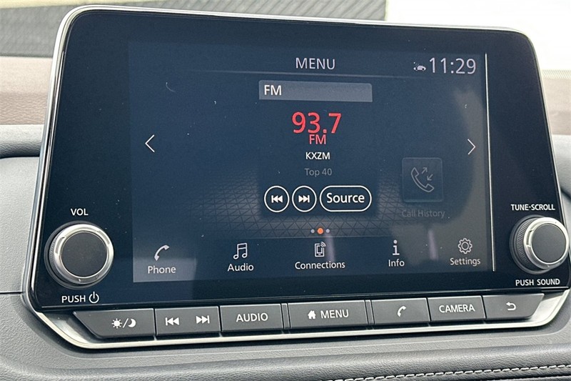 Nissan Rogue Vehicle Full-screen Gallery Image 19