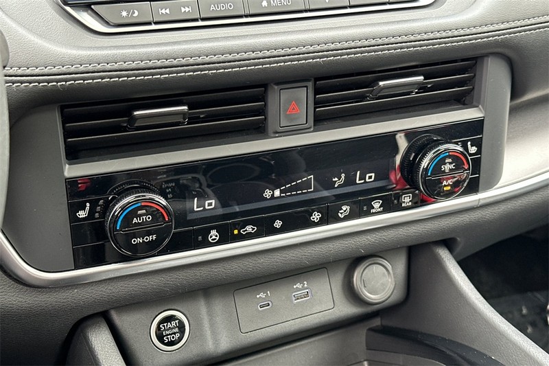 Nissan Rogue Vehicle Full-screen Gallery Image 21