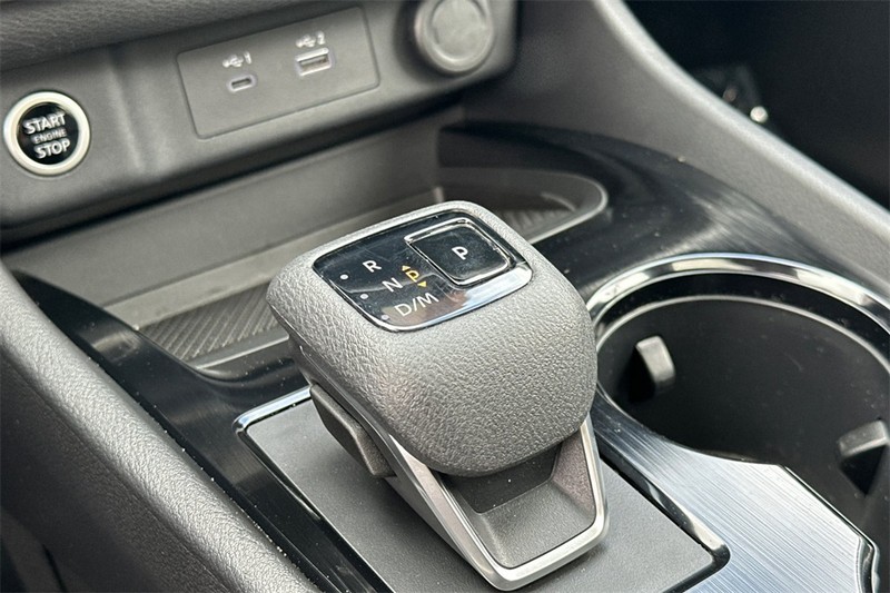 Nissan Rogue Vehicle Full-screen Gallery Image 22