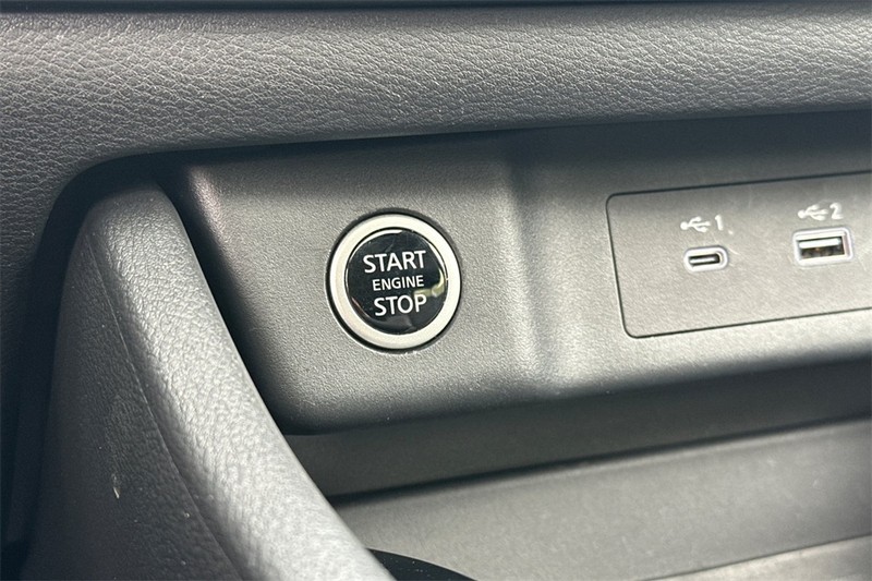 Nissan Rogue Vehicle Full-screen Gallery Image 23
