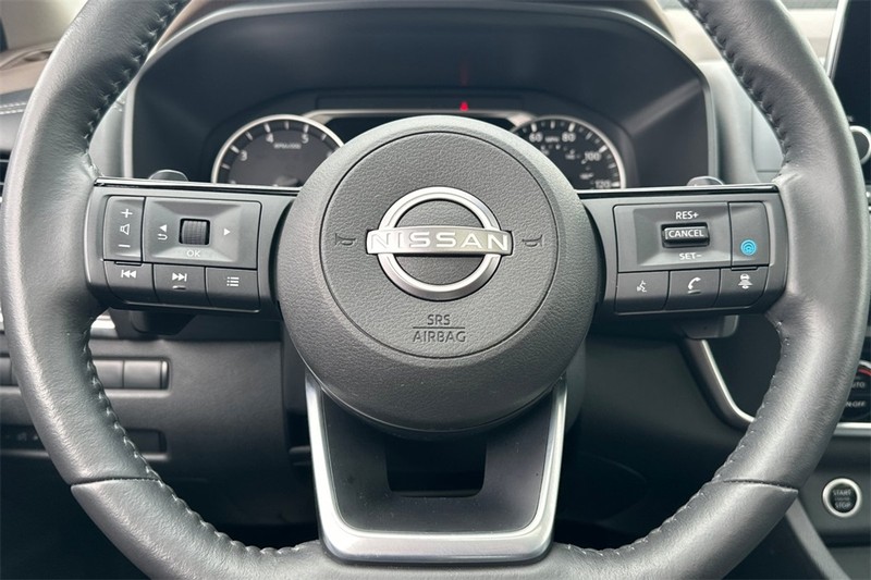 Nissan Rogue Vehicle Full-screen Gallery Image 24