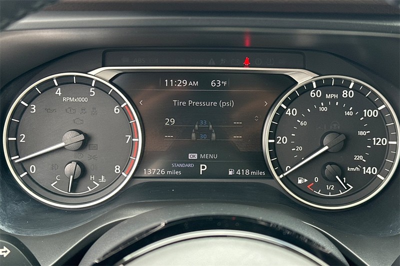 Nissan Rogue Vehicle Full-screen Gallery Image 25