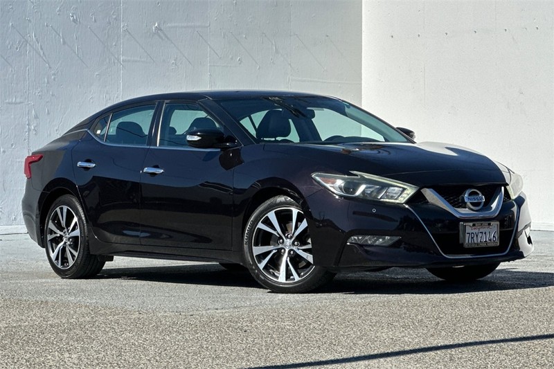 Nissan Maxima Vehicle Full-screen Gallery Image 02