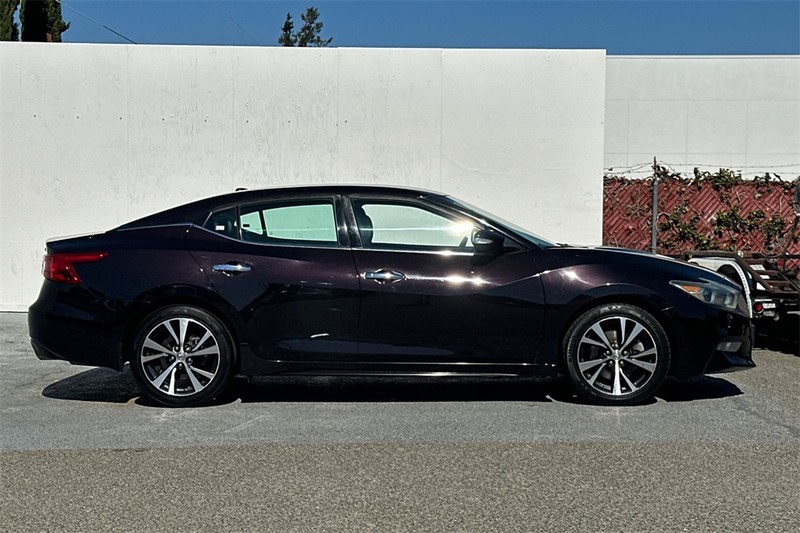 Nissan Maxima Vehicle Full-screen Gallery Image 03
