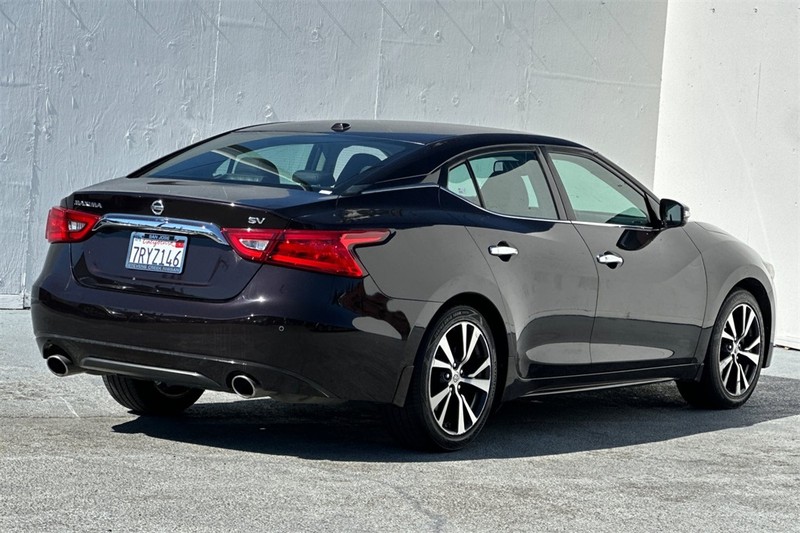 Nissan Maxima Vehicle Full-screen Gallery Image 04