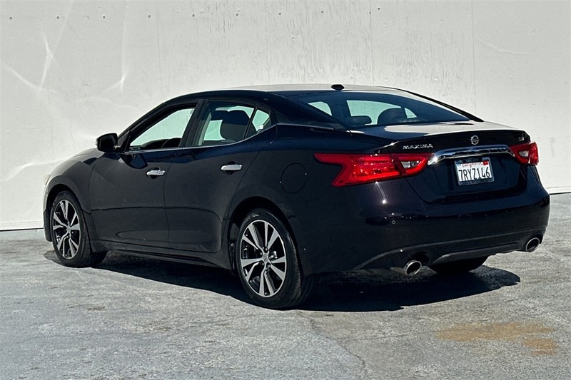 Nissan Maxima Vehicle Full-screen Gallery Image 06