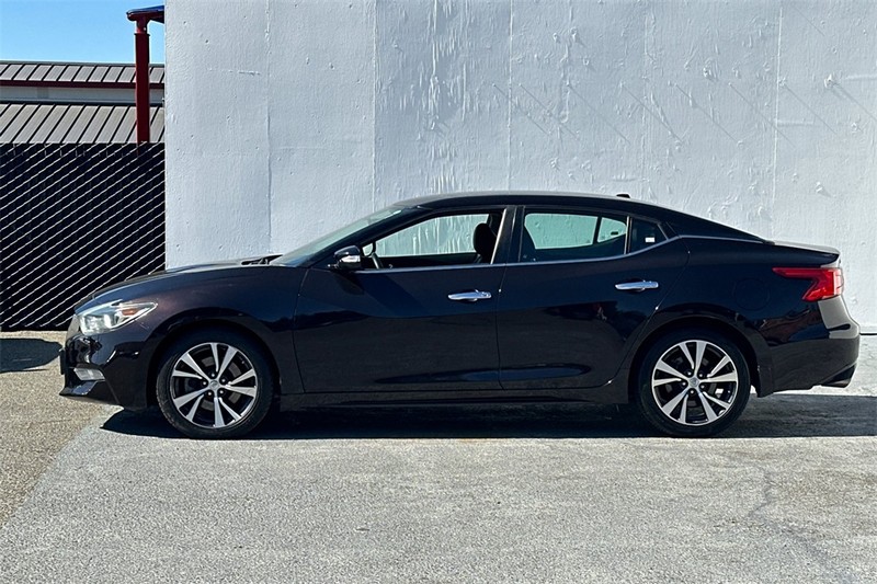 Nissan Maxima Vehicle Full-screen Gallery Image 07