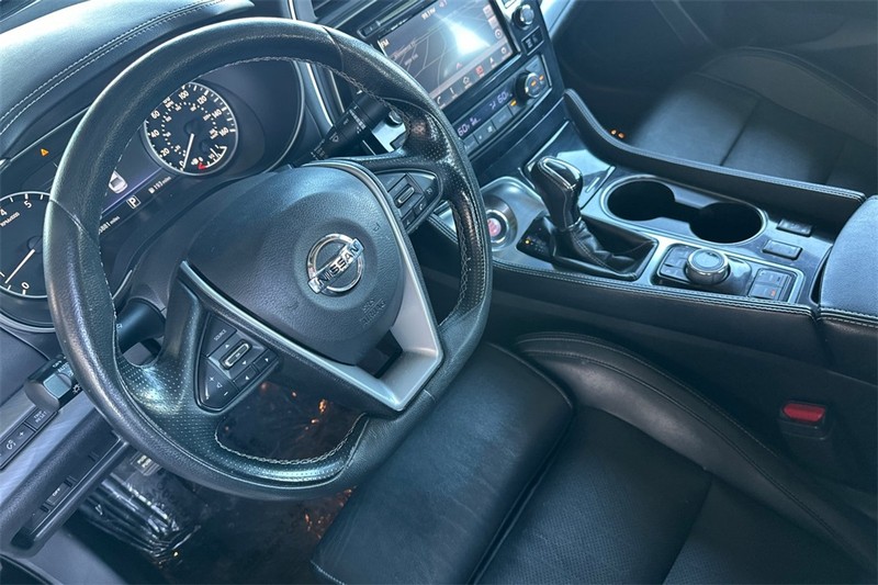 Nissan Maxima Vehicle Full-screen Gallery Image 10