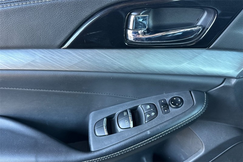 Nissan Maxima Vehicle Full-screen Gallery Image 11