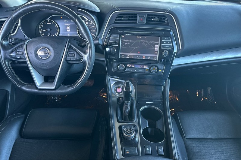 Nissan Maxima Vehicle Full-screen Gallery Image 13