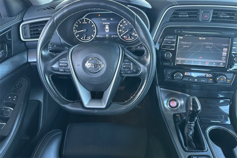 Nissan Maxima Vehicle Full-screen Gallery Image 14