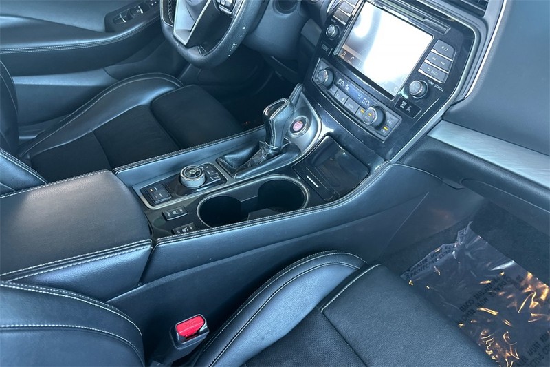 Nissan Maxima Vehicle Full-screen Gallery Image 15