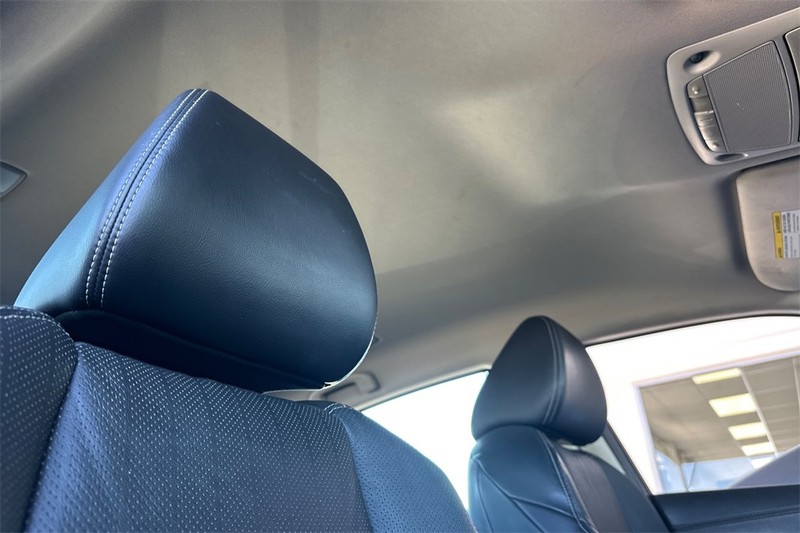 Nissan Maxima Vehicle Full-screen Gallery Image 16