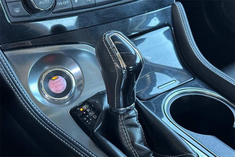 Nissan Maxima Vehicle Full-screen Gallery Image 21