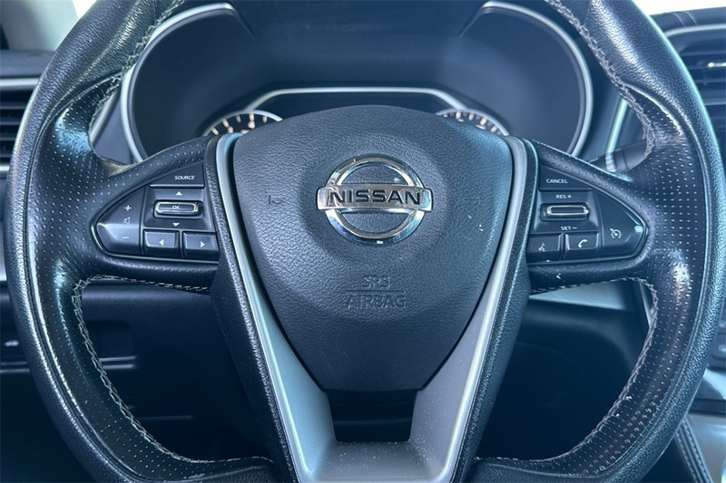 Nissan Maxima Vehicle Full-screen Gallery Image 23