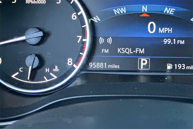 Nissan Maxima Vehicle Full-screen Gallery Image 25