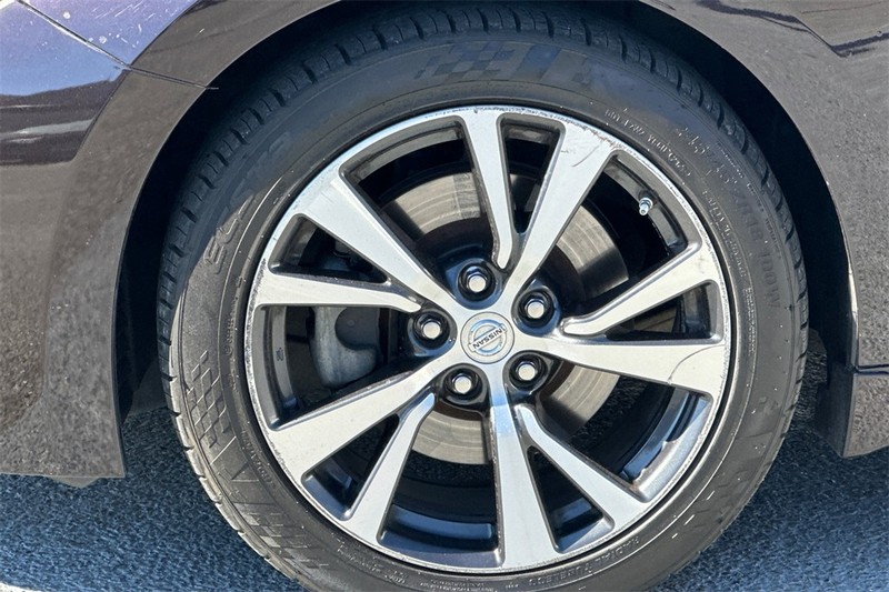 Nissan Maxima Vehicle Full-screen Gallery Image 26