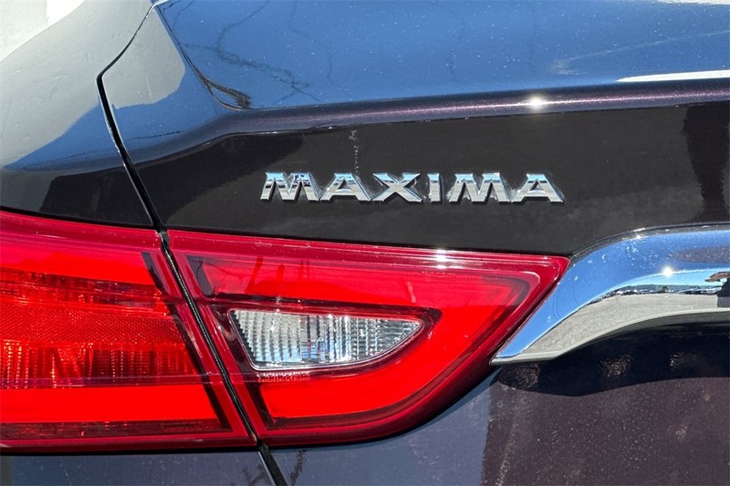 Nissan Maxima Vehicle Full-screen Gallery Image 27