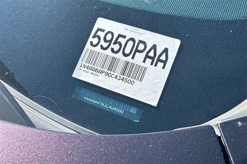 Nissan Maxima Vehicle Full-screen Gallery Image 28