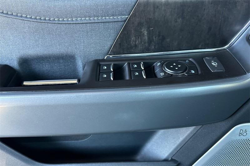 Ford F-150 Vehicle Full-screen Gallery Image 11