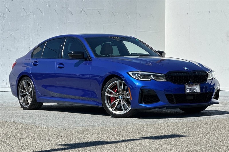BMW 3 Series Vehicle Full-screen Gallery Image 02