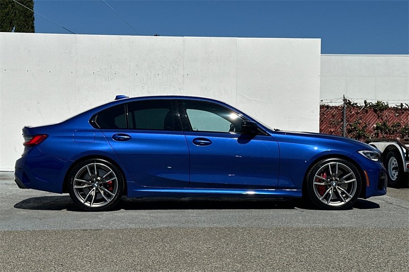 BMW 3 Series Vehicle Full-screen Gallery Image 03