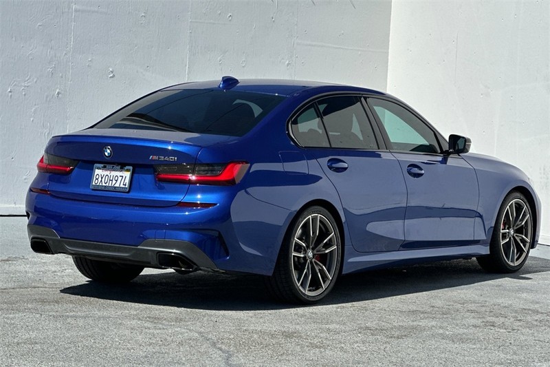 BMW 3 Series Vehicle Full-screen Gallery Image 04