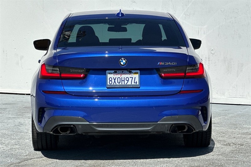 BMW 3 Series Vehicle Full-screen Gallery Image 05